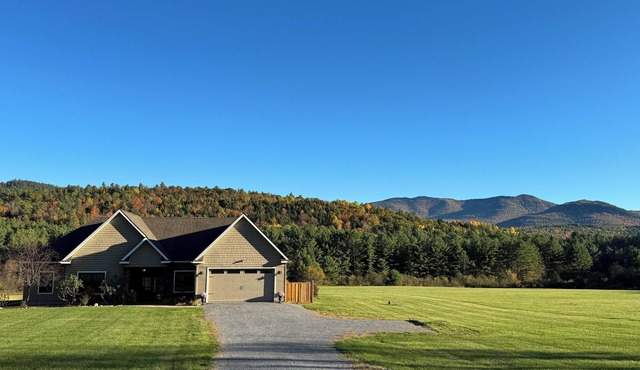 Luxury Adirondack Escape/120 PRIVATE Acres, MINUTES to Whiteface, Pet Friendly