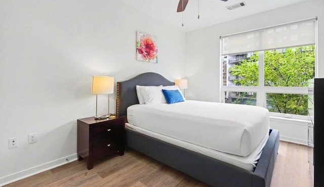 Luxury Apt Downtown with Pool & Gym
