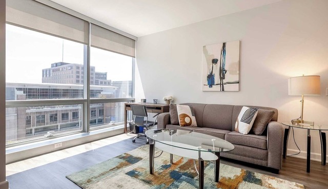 Luxury Apt Near Downtown