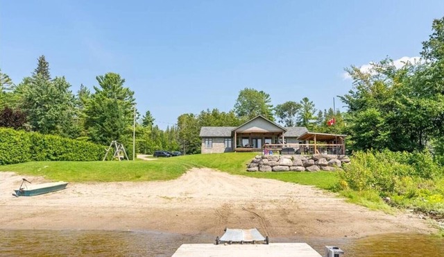 Luxury Beachfront Cottage w Hot tub, Sauna & Bar