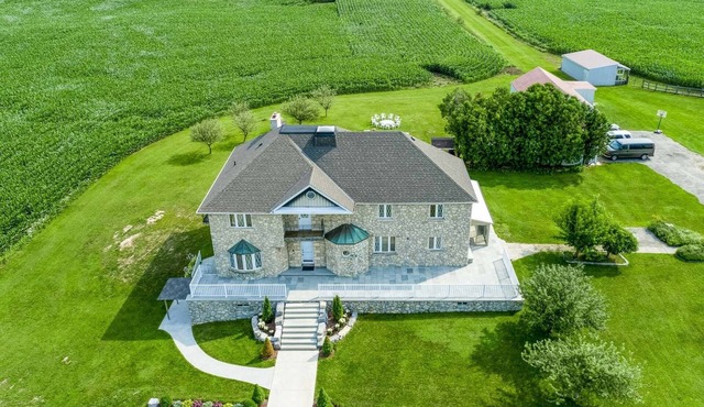 Luxury/Beautiful house in 100 acre (beautifully kept and maintained)