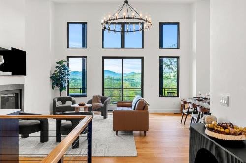 Luxury Brand New Villa Skiing Hot Tub Movie Theater