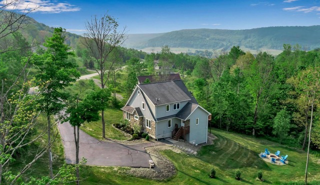 Luxury Chalet Fire Pit Game Room Sleeps 14 ~ Virtual Tour Included! in Great Valley