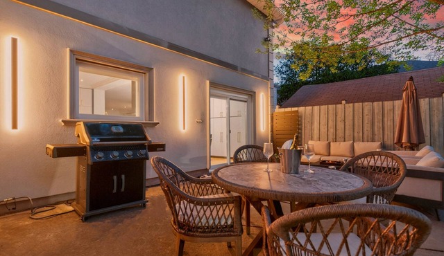 Luxury Executive Home Near Airport & Downtown