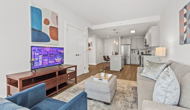 Luxury High-Rise, Pool & Walk to Train