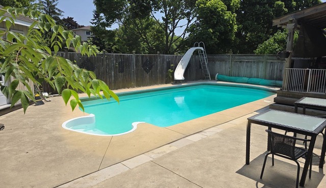 Luxury home 4BR, Pool, & 5 Mins to 401