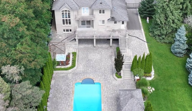 "Luxury Home with Pool and Outdoor Bar" in Richmond Hill