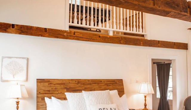 Luxury King Cottage, 2 twin beds in loft, fireplace, private entrance