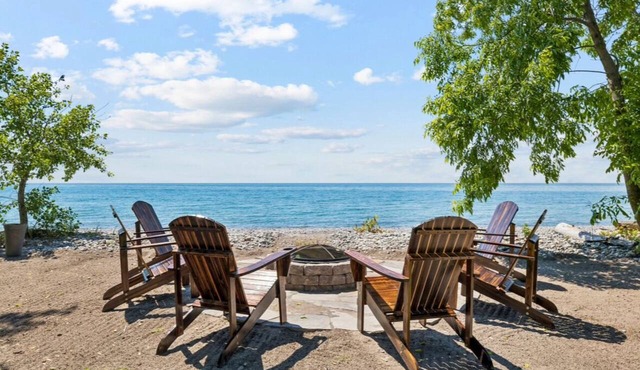 Luxury Lakefront Retreat | Private Beach | Hot Tub | Sauna | Watercrafts