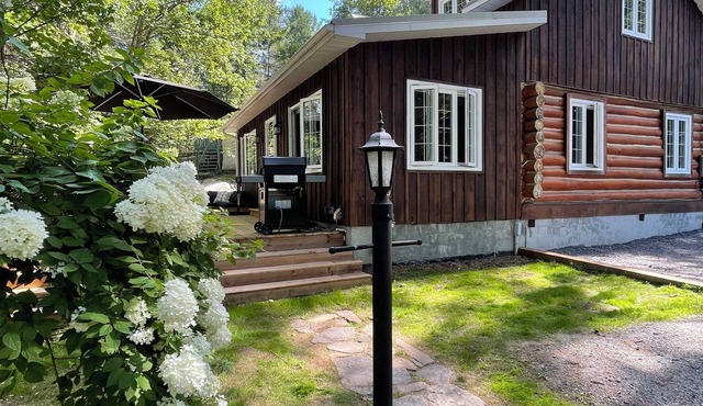 Luxury log lake home in the heart of Muskoka.