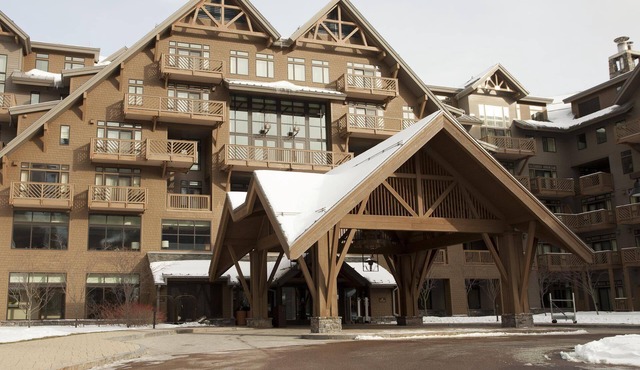 Luxury Studio Ski in -Ski out Mnt Mansfield Views, Mountain Golf Course Access