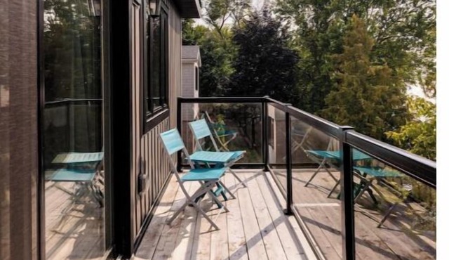 Luxury Waterfront Cottage (5,000 sqft w/Hot Tub)nn