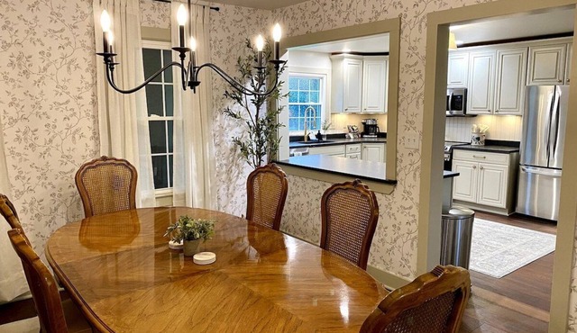 Madison Estate · Madison Farmhouse: Lake, Wineries & Family Fun