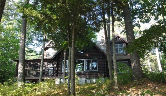 Magnificent Log Home on Lake