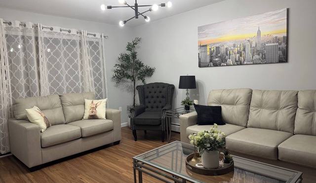 Manhattan View, 20Min to NYC, Bus and Ferry at the Door, 4-bedroom apt with AC