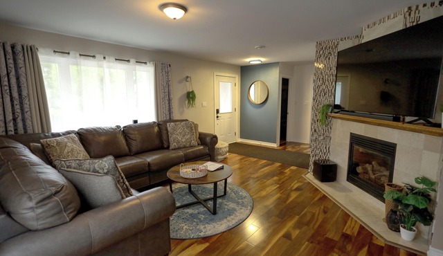 Marina Boutique - Cute 2BR Rancher with HOT TUB