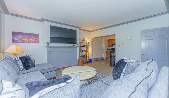 Massive 4BD/3BA 2-Fl Townhouse Apt Downtown Albany