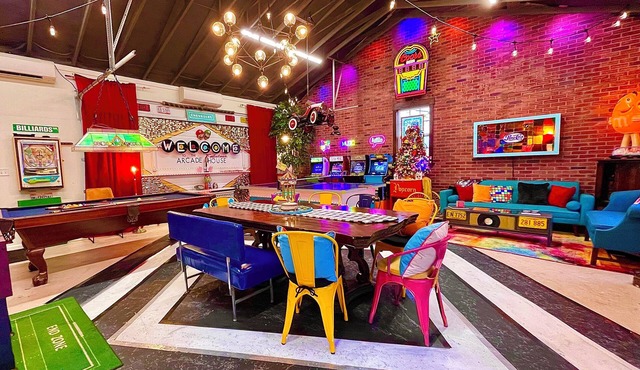 Massive game room, hot tub, firepit, grill, games in Bloomington