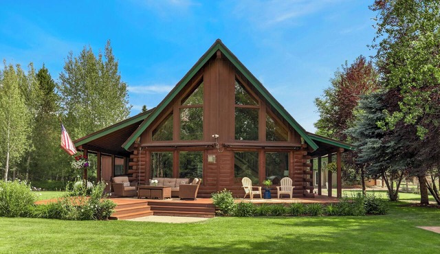 McCall A-Frame on Golf Course, 5 Minutes from Town + Huge Yard, Hot Tub & 7 Beds in McCall