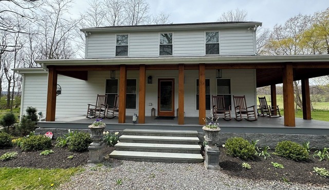 Meadowland Farmhouse with Beautiful Sunsets 5 minutes from town
