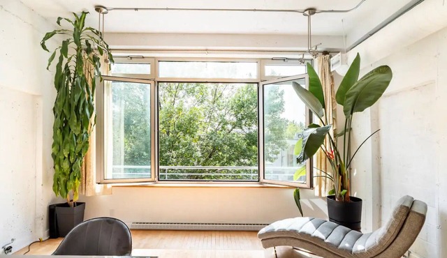 Mile End - Huge Bright & Modern Loft Suite - King Bed - Parking - High Ceiling