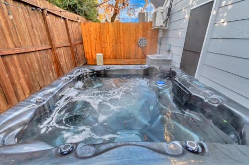 Modern Accessible Houston Gem Jacuzzi & Air Hockey 6Beds in Houston