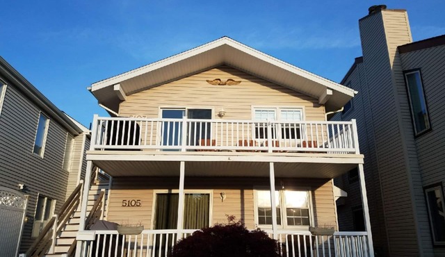 Modern and relaxing great location, only 4 homes to the beach, 2 large decks.