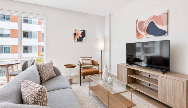 Modern Apartment | Gym + Courtyard
