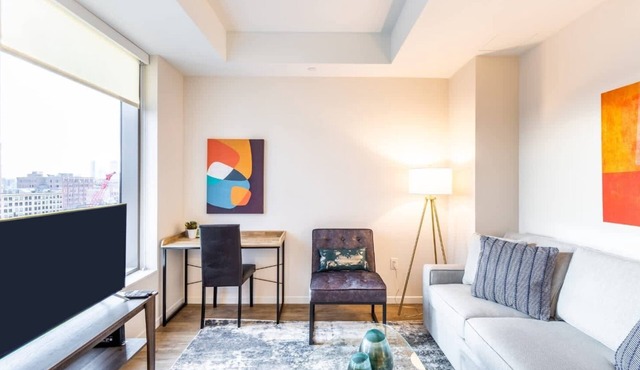 Modern Apt with City Views and Gym