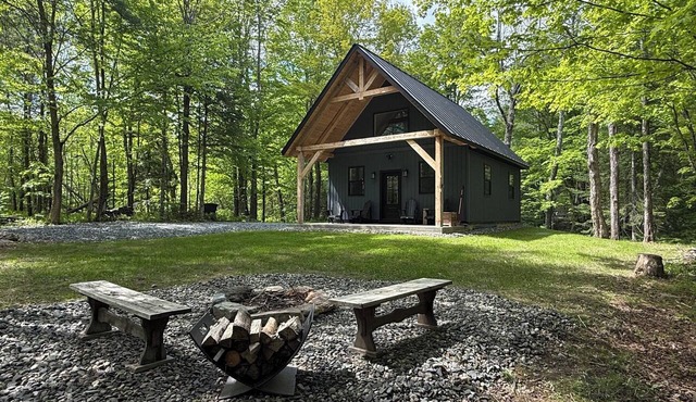 Modern Brookside Retreat ~ Private Outdoor Sauna ~ Near Jay Peak~ Sleeps 6