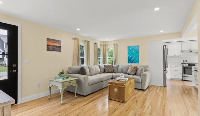 Modern Cape Cod Cottage- 0.5 mile to beach in Bourne