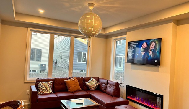 Modern & Classy 4 Bedroom&3.5 Bath w/SelfCheck-In+Kitchen & Parking-Ottawa