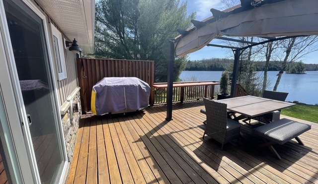 Modern Clean Lakefront Cottage. Just 12 min to Parry Sound