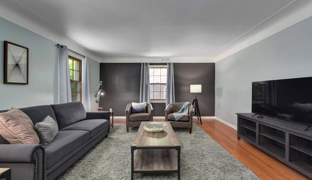 Modern & Comfy ~ Close to Cleveland Clinic ~ Long-Stays Welcome ~ Safe Area
