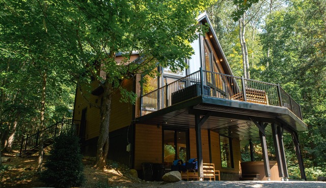 Modern Cottage in Muskoka. Sauna, hot tub, lake water access and kids room.