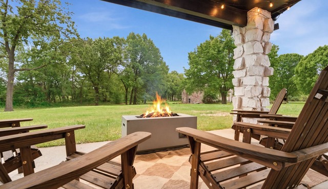 Modern Country Retreat w/outdoor fire pit! Newly remodeled~Sleeps 9~board games in Broken Arrow