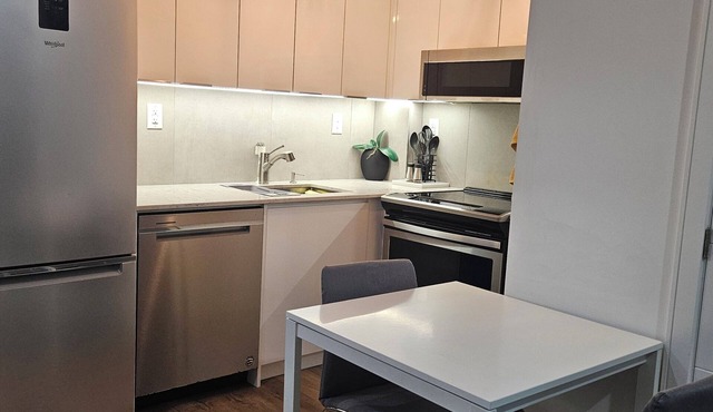 Modern Cozy Retreat in Trendy Danforth East, 5 min ride from the ⛱️ Beaches