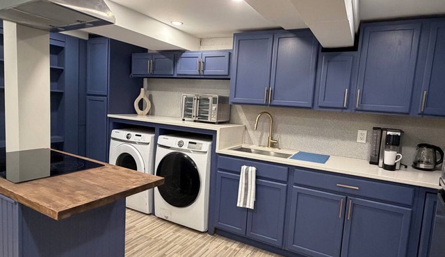 Modern Family Retreat Minutes from MetLife & NYC