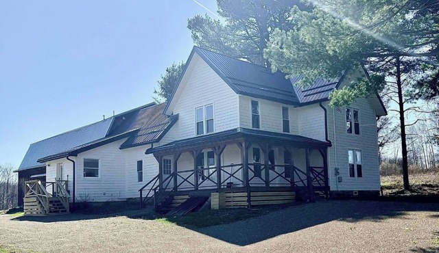 Modern Farmhouse | Firepit | Stocked Trout Stream | 2 Suites