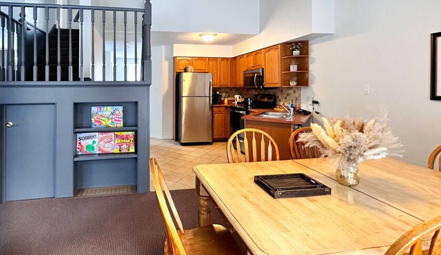 Modern Golf Retreat/Ski hill view 10 minutes to Blue mountain, many other hills nearby/Scandinave Spa 6 min/Pool access available