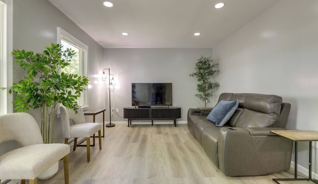 Modern Home Minutes to Mystic, Casinos and Ocean