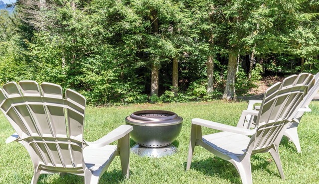 Modern House with Firepit just off Mountain Rd, 5 Minutes to Ski Resort