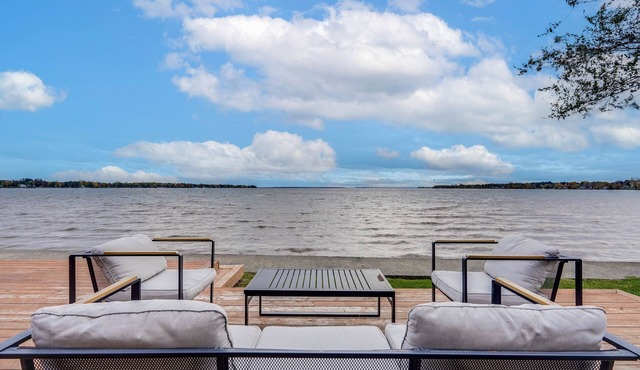 Modern Lake House with Spa on Champlain Lake, Venise-en-Québec