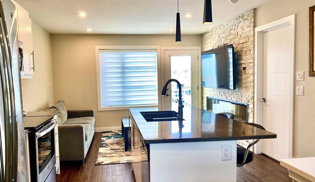 Modern & Luxurious Private Suite in Regina in Richardson