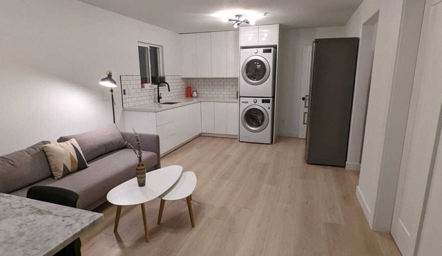Modern, spacious Main Street Guest Suite, 1 BR in Vancouver