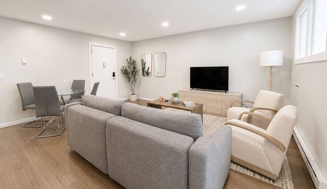 Modern Westville Nest Near Yale with Parking