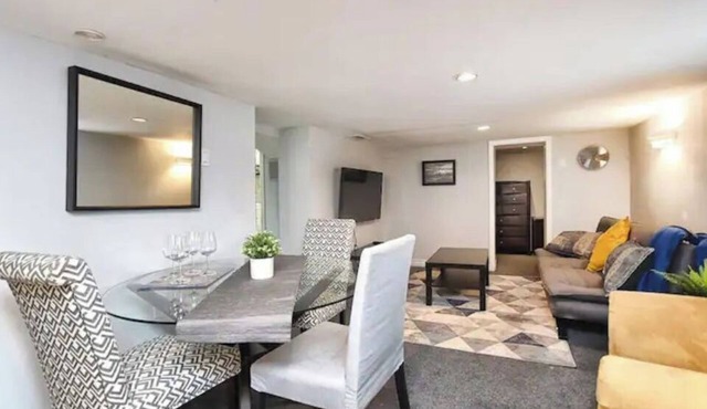 More then 30 days Bright walkout Basement Apt,5 min walk to Yonge St