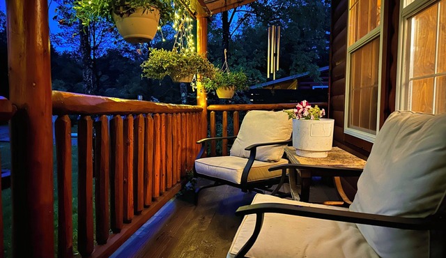 Mossy at Forest Villas: Private Axe Pit, Swing Fire Pit & Pergola Retreat