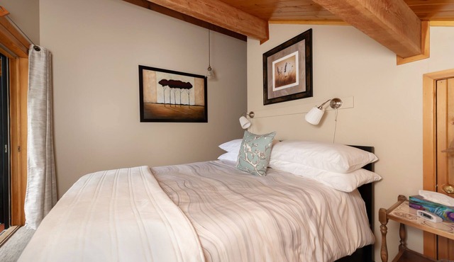 Mount Robson Mountain River Lodge in Mount Robson