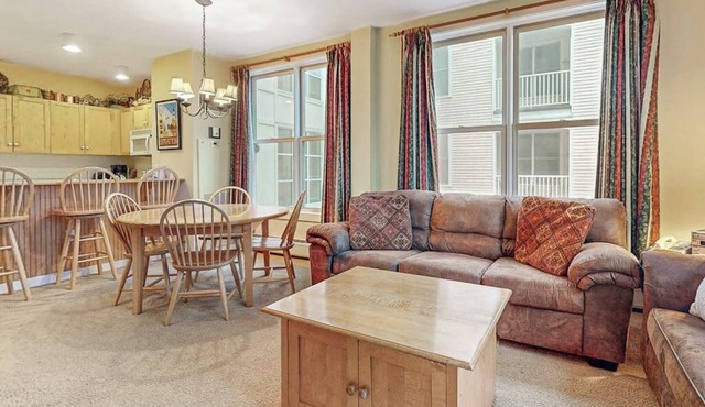 Mountain Home w/Balcony, Pool Views, Shared Pool, Hot Tub, Free WiFi, Fireplace